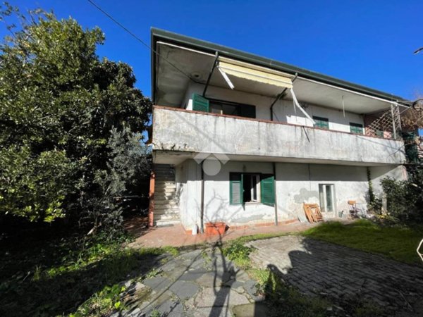 casa indipendente in vendita a Massa in zona Castagnola