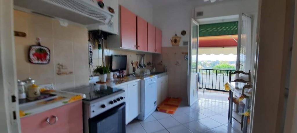 appartamento in vendita a Massa in zona Marina di Massa
