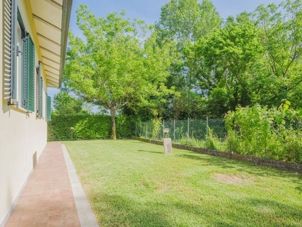 casa indipendente in vendita a Massa in zona Poveromo
