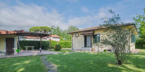 casa indipendente in vendita a Massa in zona Poveromo