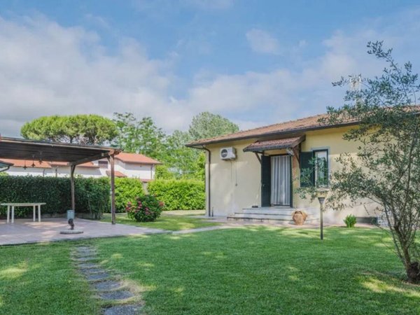 casa indipendente in vendita a Massa in zona Poveromo