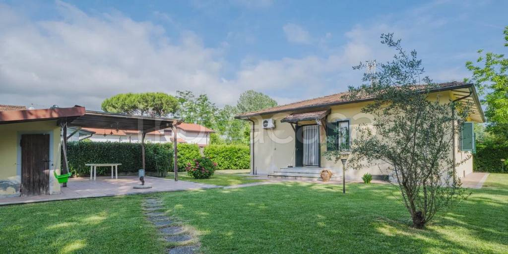 casa indipendente in vendita a Massa in zona Poveromo