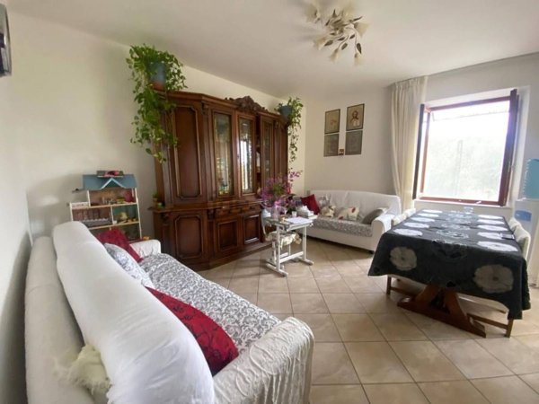 casa indipendente in vendita a Massa