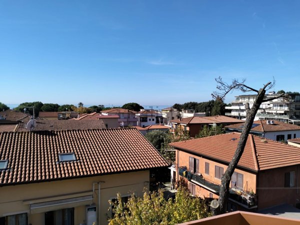 appartamento in vendita a Massa in zona Marina dei Ronchi
