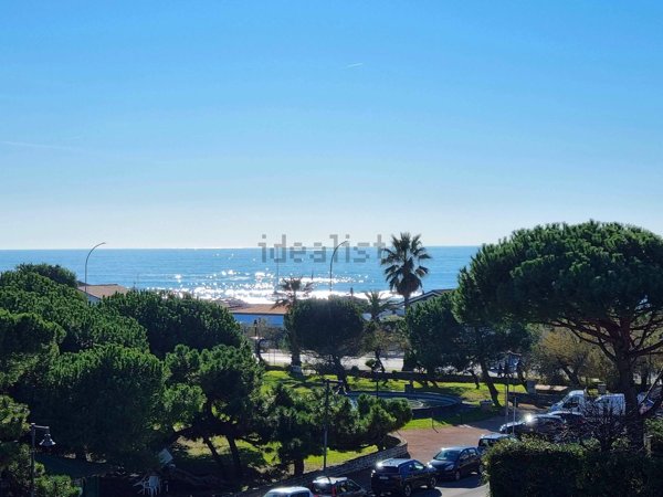 appartamento in vendita a Massa in zona Marina dei Ronchi