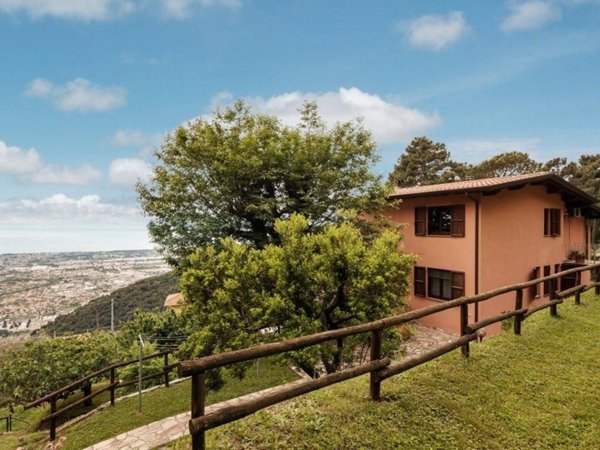 casa indipendente in vendita a Massa