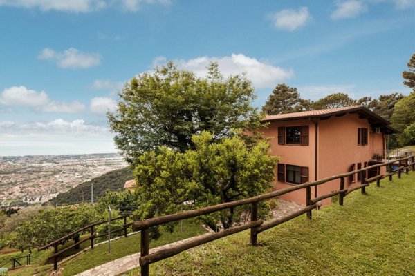 casa indipendente in vendita a Massa in zona Marina di Massa