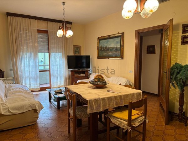 appartamento in vendita a Massa in zona Marina dei Ronchi