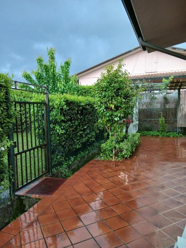 casa indipendente in vendita a Massa in zona Romagnano