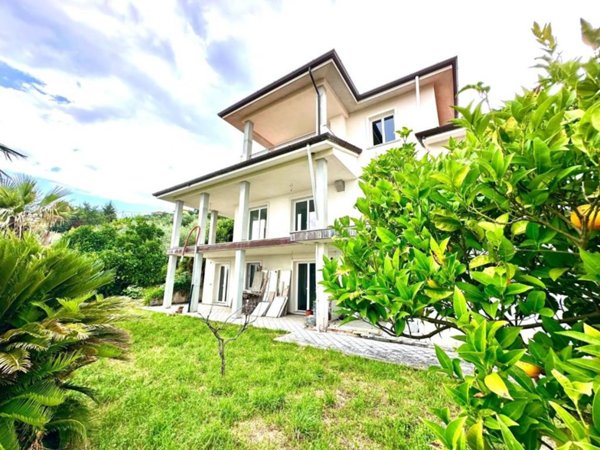 casa indipendente in vendita a Massa