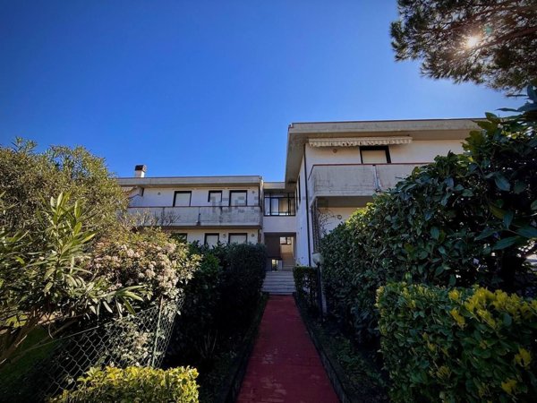 appartamento in vendita a Massa in zona Marina dei Ronchi