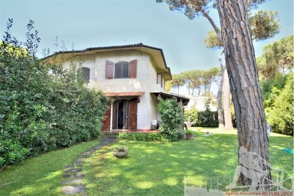 casa indipendente in vendita a Massa in zona Marina di Massa