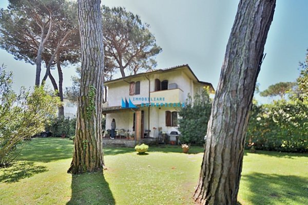 casa indipendente in vendita a Massa in zona Poveromo