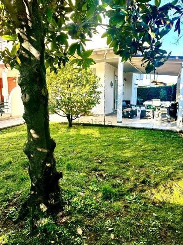 casa indipendente in vendita a Massa in zona Marina dei Ronchi