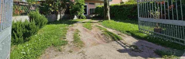 appartamento in vendita a Massa in zona Marina di Massa