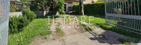 appartamento in vendita a Massa in zona Marina di Massa