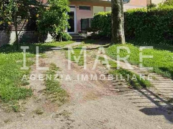 appartamento in vendita a Massa in zona Marina di Massa