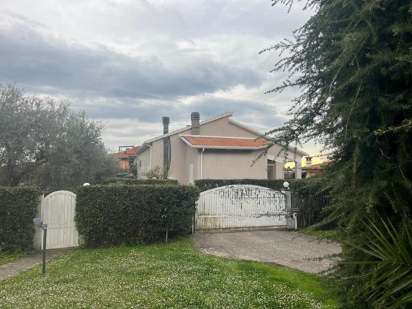 casa indipendente in vendita a Massa in zona Centro Storico