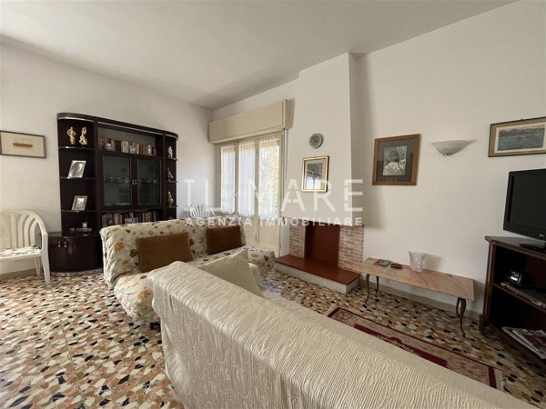 appartamento in vendita a Massa in zona Marina di Massa