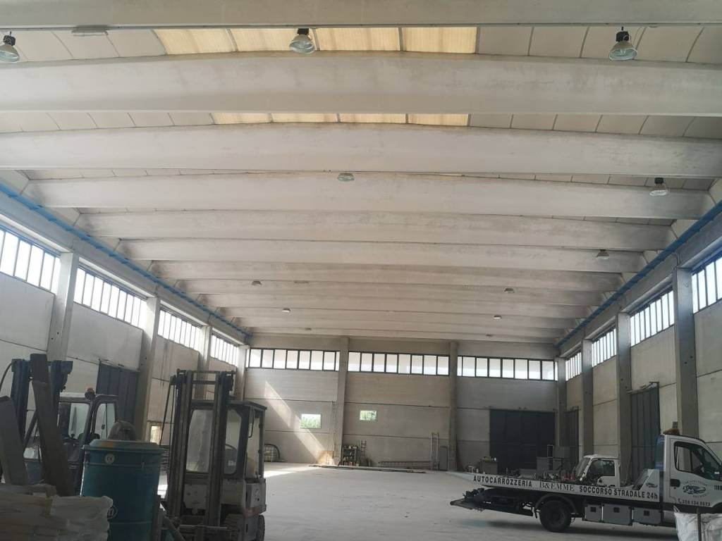 locale commerciale in vendita a Massa in zona Castagnola