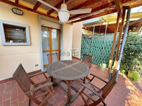 casa indipendente in vendita a Massa in zona Marina dei Ronchi