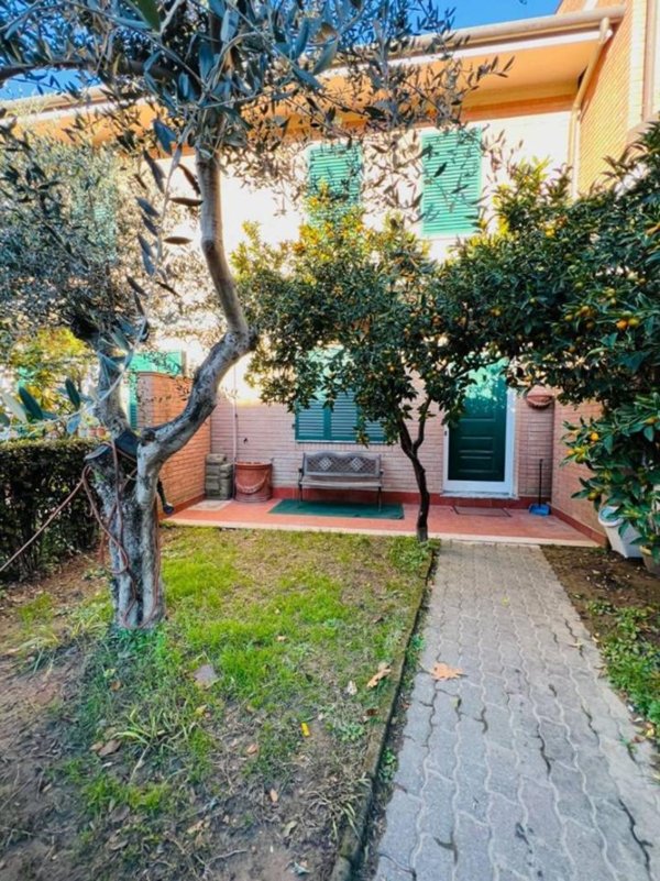 casa indipendente in vendita a Massa in zona Marina di Massa