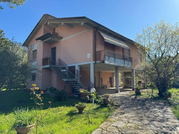 casa indipendente in vendita a Massa in zona Marina di Massa