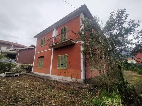 casa indipendente in vendita a Massa in zona Romagnano