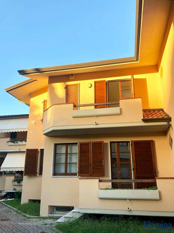 intera palazzina in vendita a Massa in zona Marina di Massa