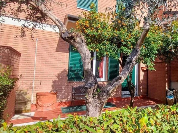 casa indipendente in vendita a Massa