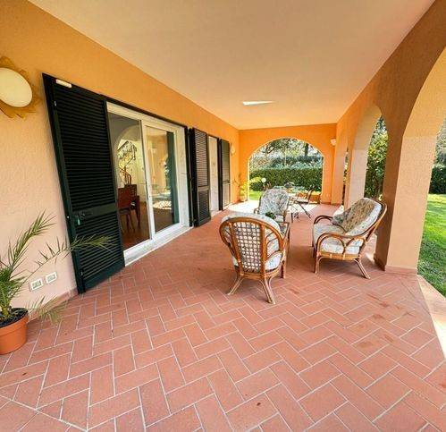 casa indipendente in vendita a Massa in zona Marina dei Ronchi