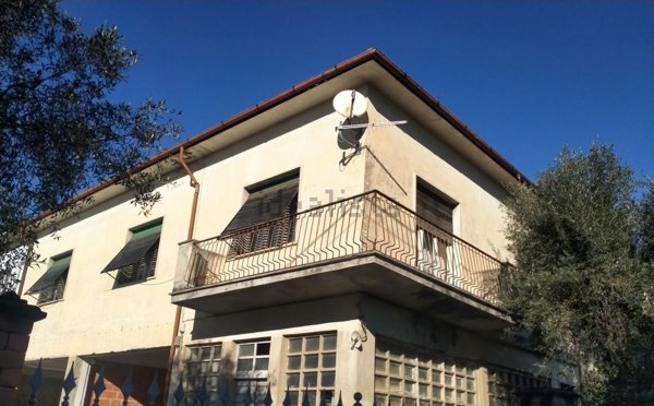 casa indipendente in vendita a Massa