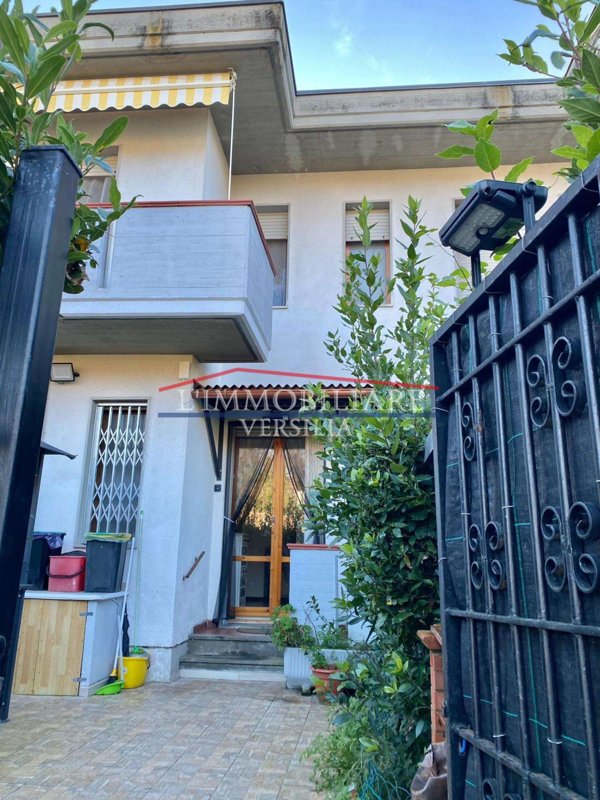 casa indipendente in vendita a Massa in zona Marina di Massa