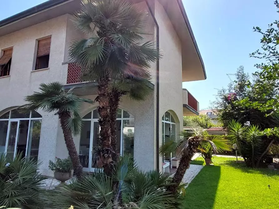 casa indipendente in vendita a Massa in zona Marina di Massa