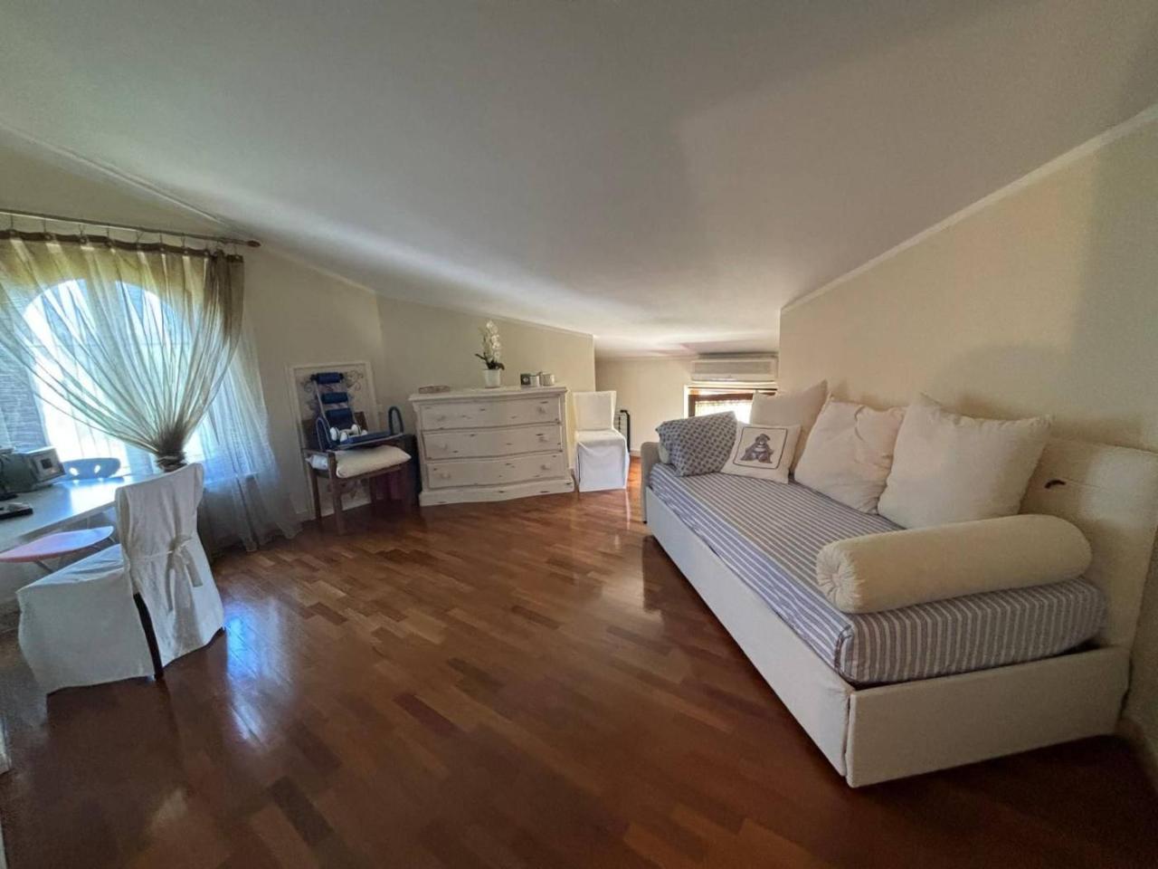 appartamento in vendita a Massa in zona Marina dei Ronchi