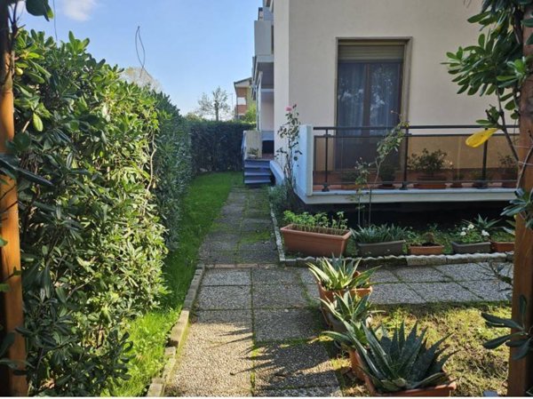 appartamento in vendita a Massa in zona Marina di Massa