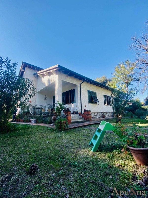 casa indipendente in vendita a Massa in zona Marina di Massa
