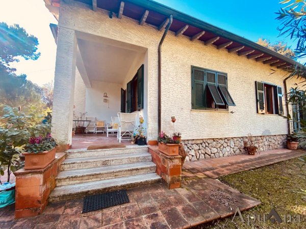 casa indipendente in vendita a Massa in zona Marina di Massa