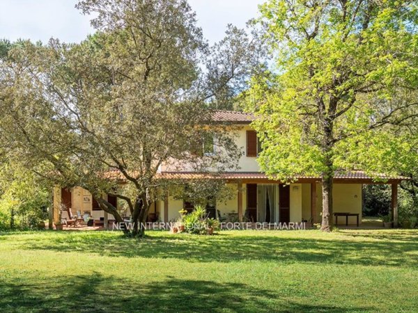 casa indipendente in vendita a Massa in zona Poveromo