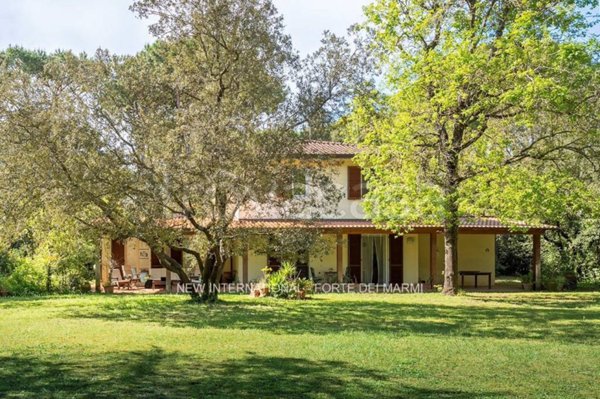 casa indipendente in vendita a Massa in zona Poveromo