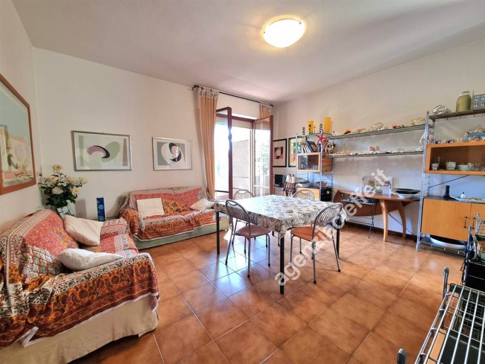 appartamento in vendita a Massa in zona Marina dei Ronchi