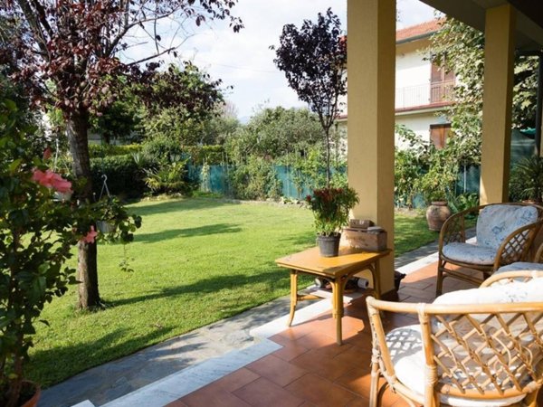 casa indipendente in vendita a Massa in zona Poveromo