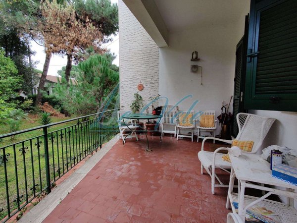 casa indipendente in vendita a Massa in zona Marina di Massa