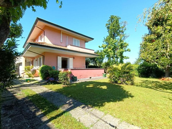 casa indipendente in vendita a Massa in zona Marina di Massa