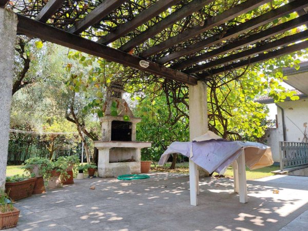 casa indipendente in vendita a Massa
