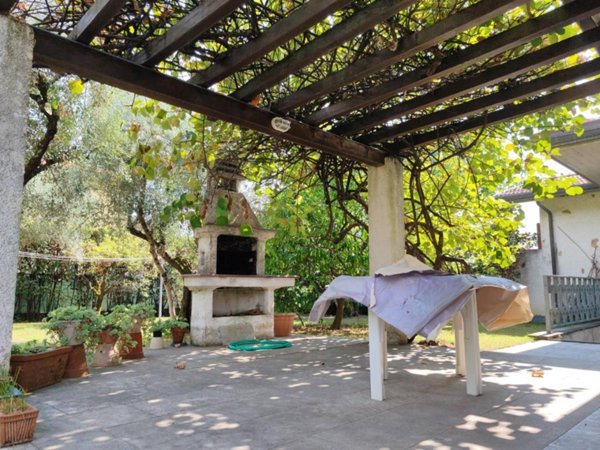 casa indipendente in vendita a Massa in zona Centro Storico