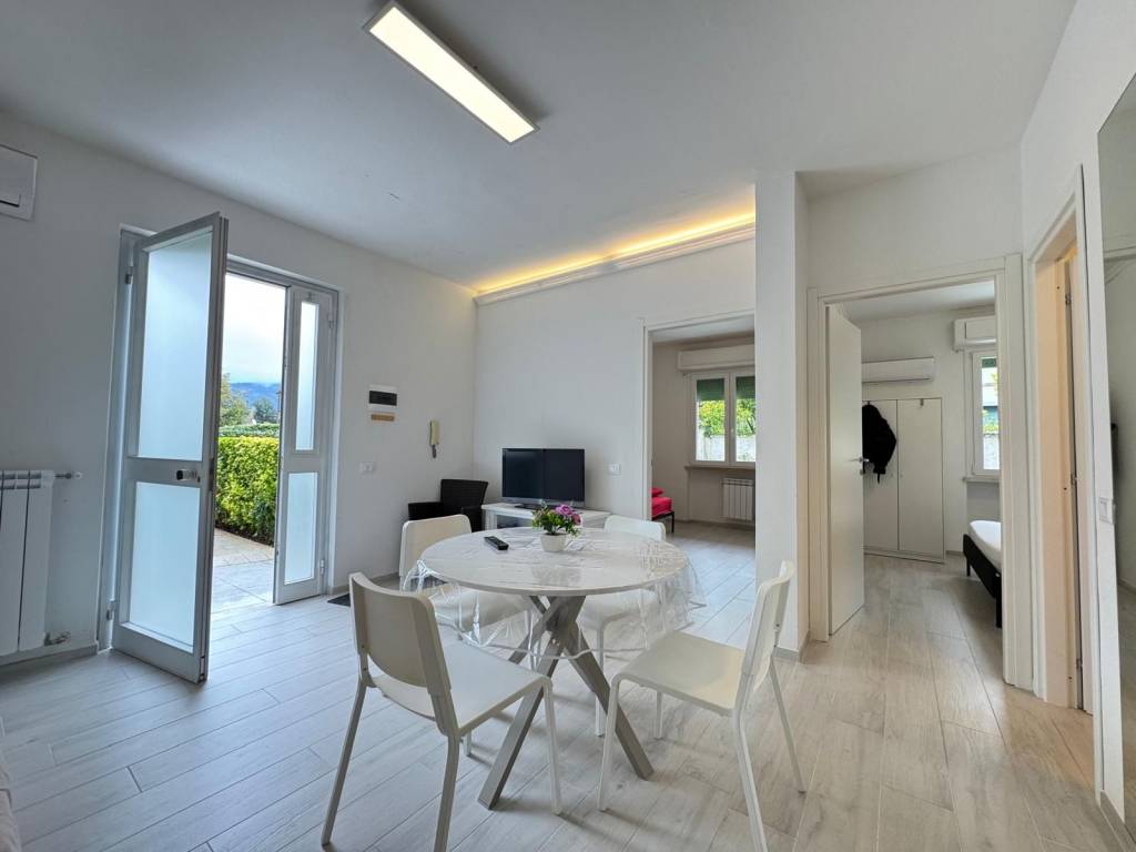 appartamento in vendita a Massa in zona Marina di Massa