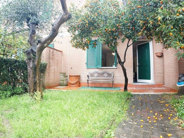 casa indipendente in vendita a Massa