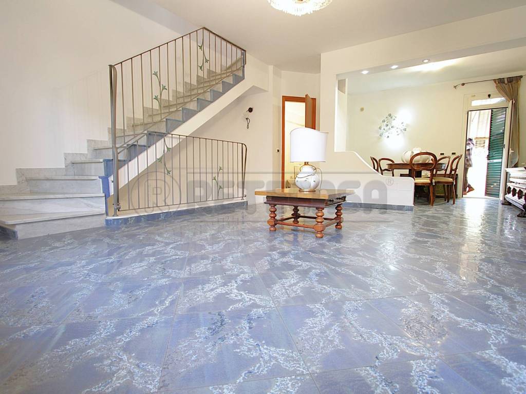 casa indipendente in vendita a Massa in zona Marina di Massa