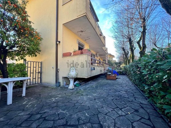 appartamento in vendita a Massa in zona Marina di Massa